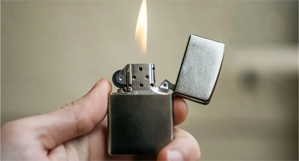 Về nh&agrave; mới mang Bật lửa v&agrave;o trước