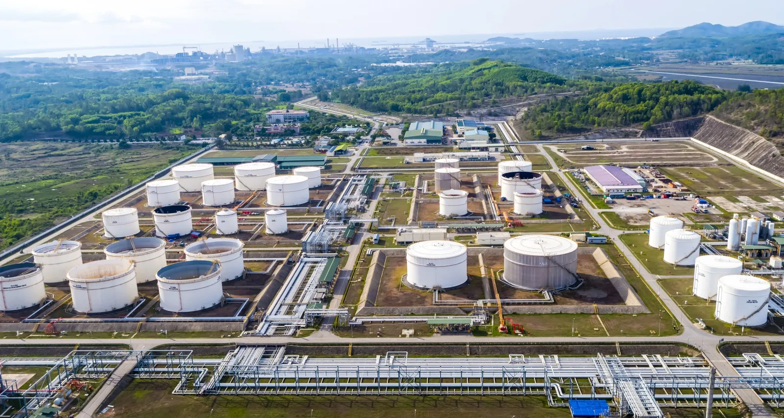 Nhà máy lọc dầu trong Khu kinh tế Dung Quất - Quảng Ngãi