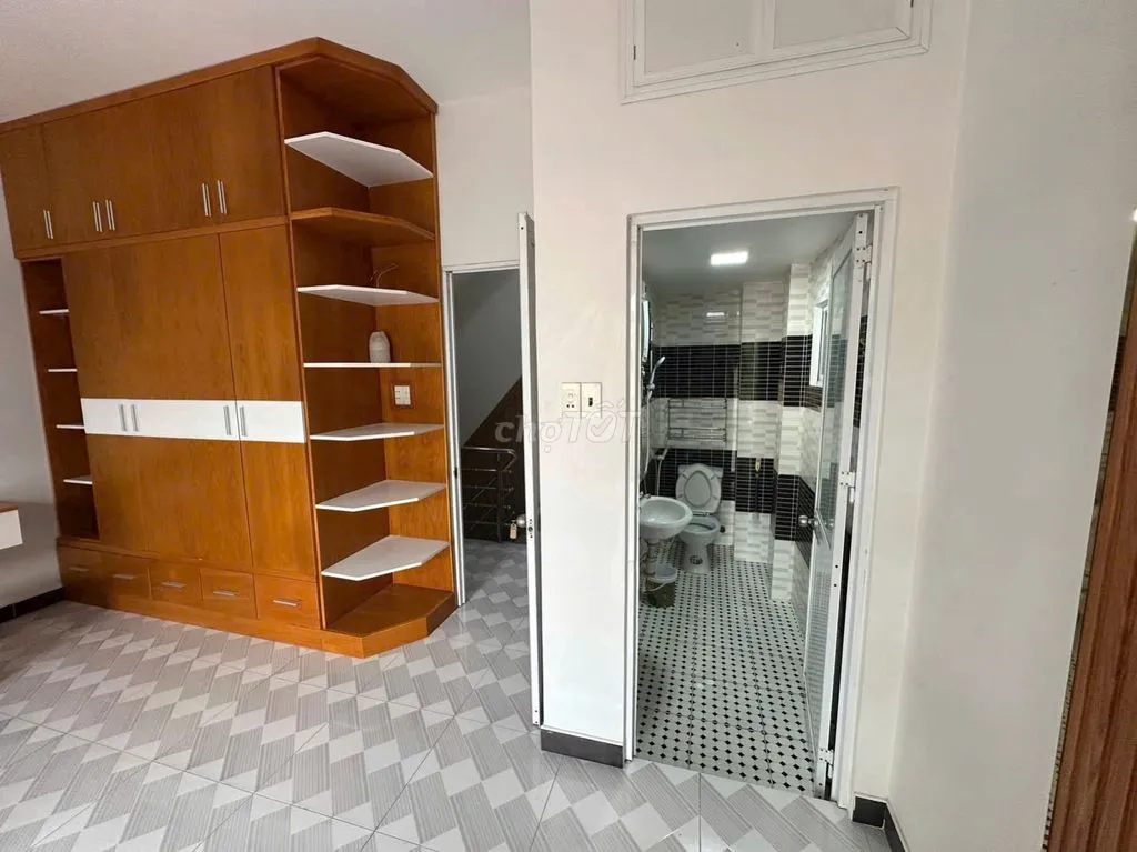 9 triệu 3 phòng 3 tầng hẻm xe hơi