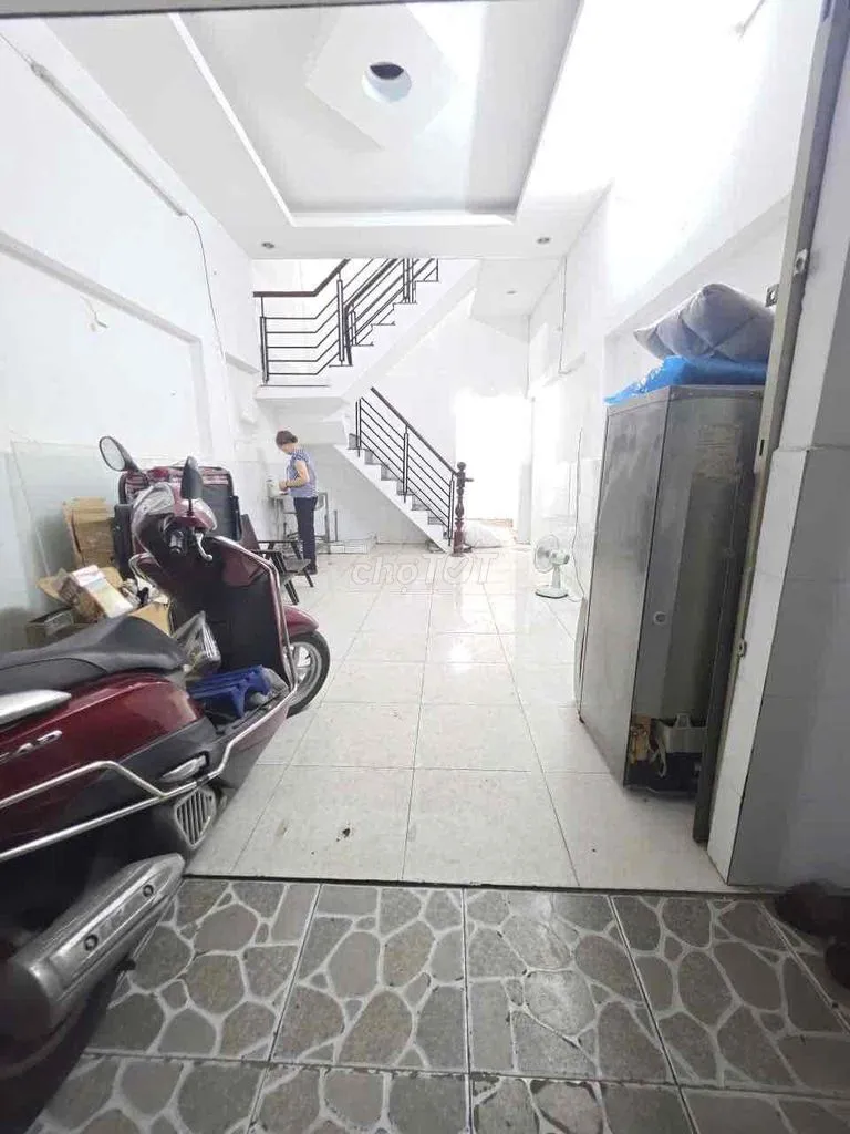 nhà 4x10 lý chính thắng. hẻm xe hơi