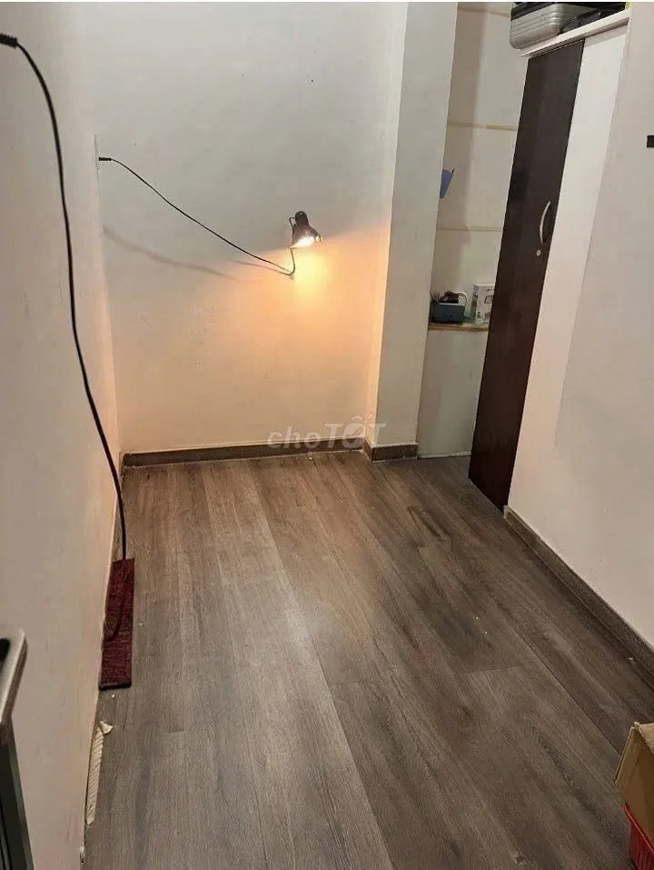 Cho thuê phòng có máy lạnh, giờ giấc tự do