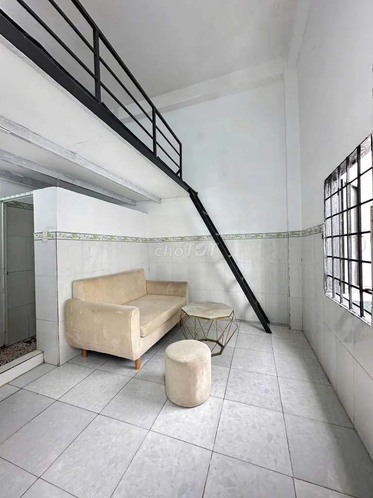Duplex cửa sổ trời gác cao 2m ngay đại học VLU - IUH