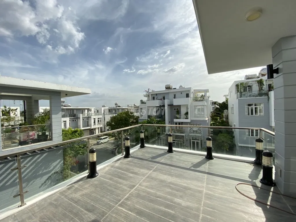BT SONG LẬP VILLA PARK Q9 - 5PN 5WC - BỒN TẮM - SÂN VƯỜN RỘNG - 3 TẦNG