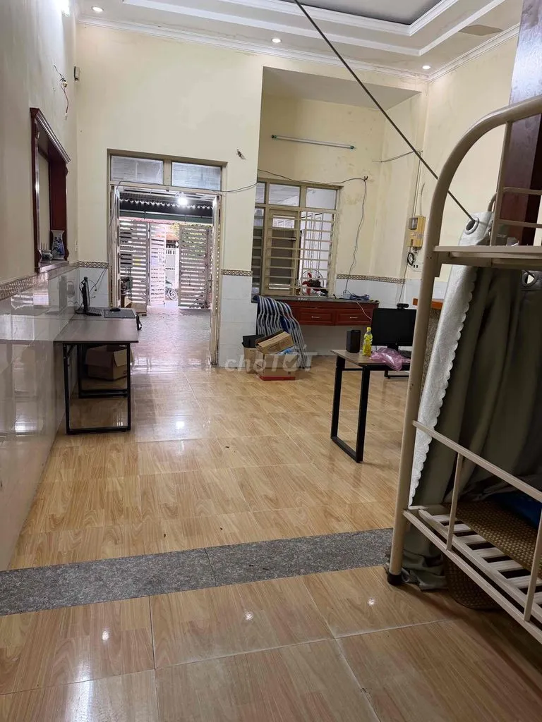 Nhà mặt tiền 4,5*25 trống suốt iện kinh doanh