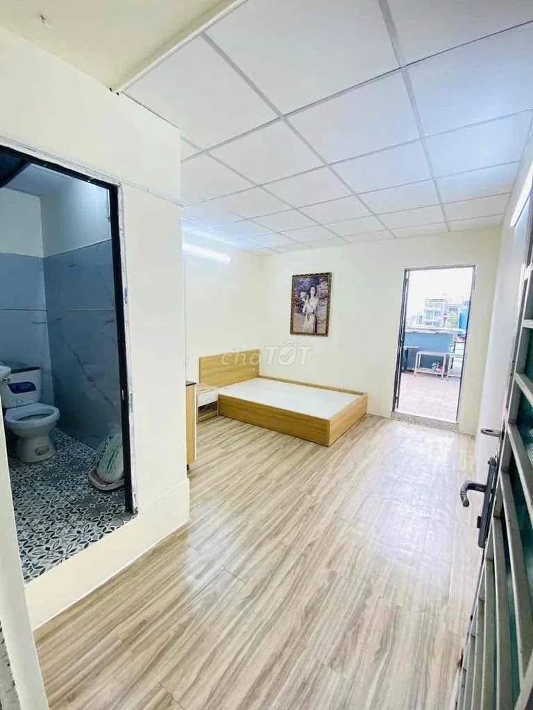 CHO THUÊ PHÒNG STUDIO BAN CÔNG RIÊNG SIÊU RỘNG GẦN ĐẠI HỌC VHU - ÂU CO