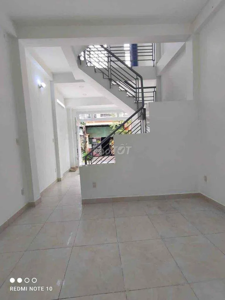 Cho thuê nguyên căn Trệt 2 lầu. Sân Thượng