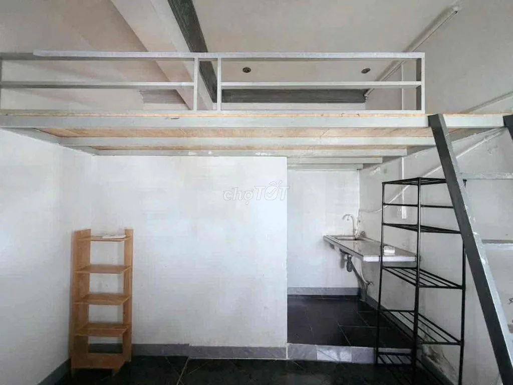 GÁC CAO NGAY GẦN NGÃ TƯ HÀNG XANH CỬA SỔ TRỜI THOÁNG MÁT CHỈ 3TR5