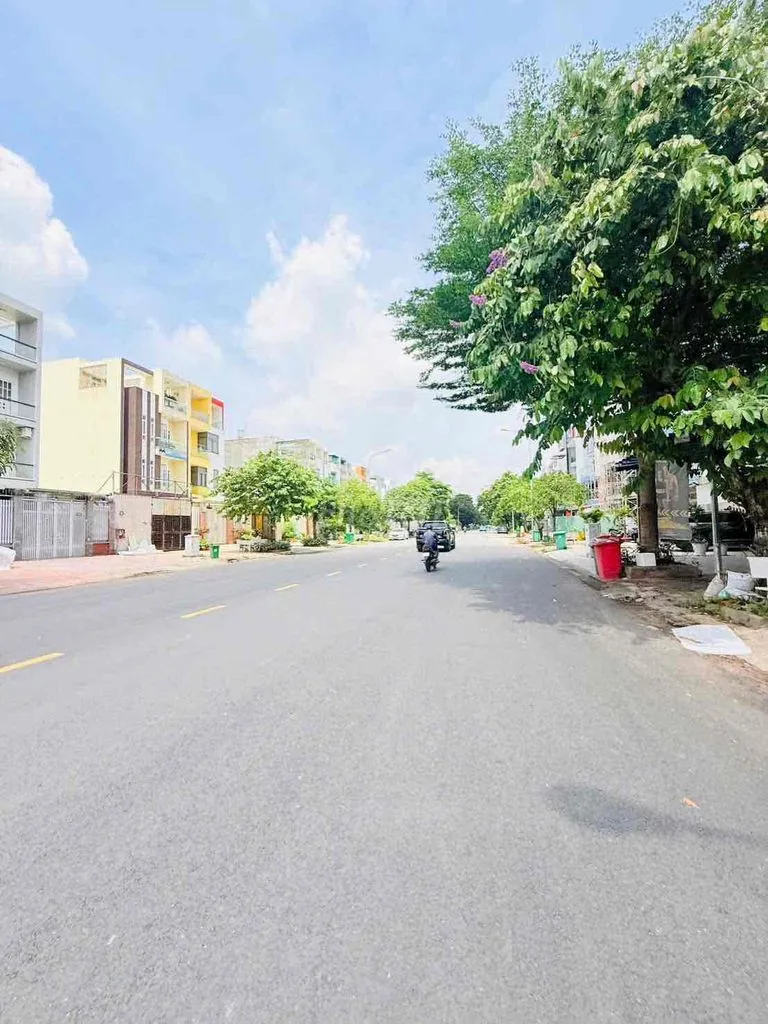 Nhà 1 trệt 2 lầu St đường III, KDC Khang Điền, Dt: 156m2/28 Triệu