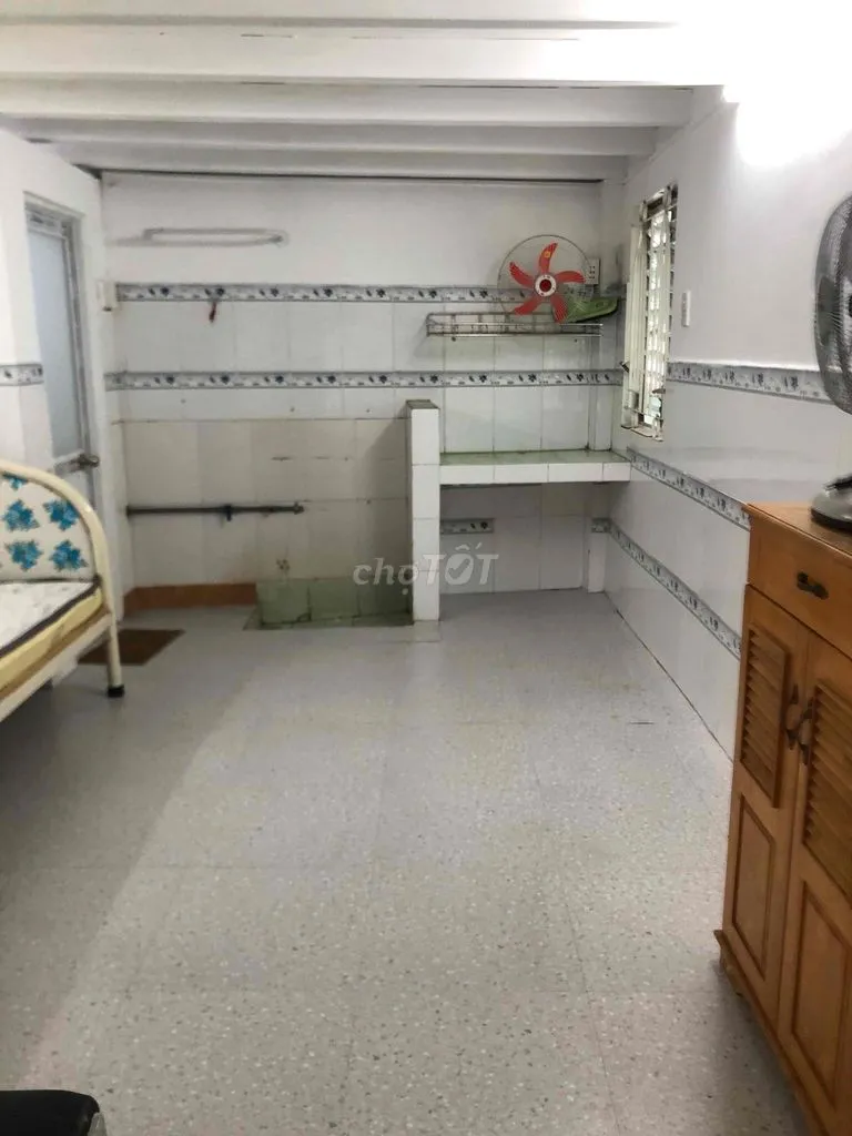 Phòng trệt 2 cửa sổ, thoáng sáng, sạch sẽ tại 24 Lê Trọng Tấn