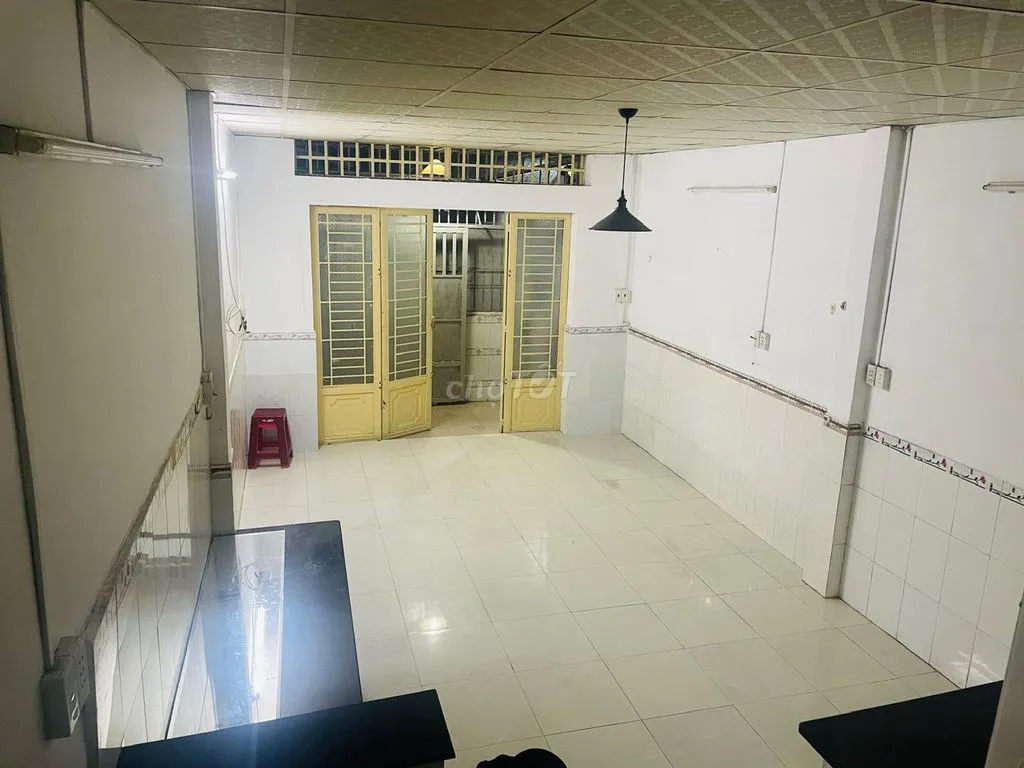 Nhà cho thuê giá rẻ, vô ở liền, gần đường Trường Chinh.