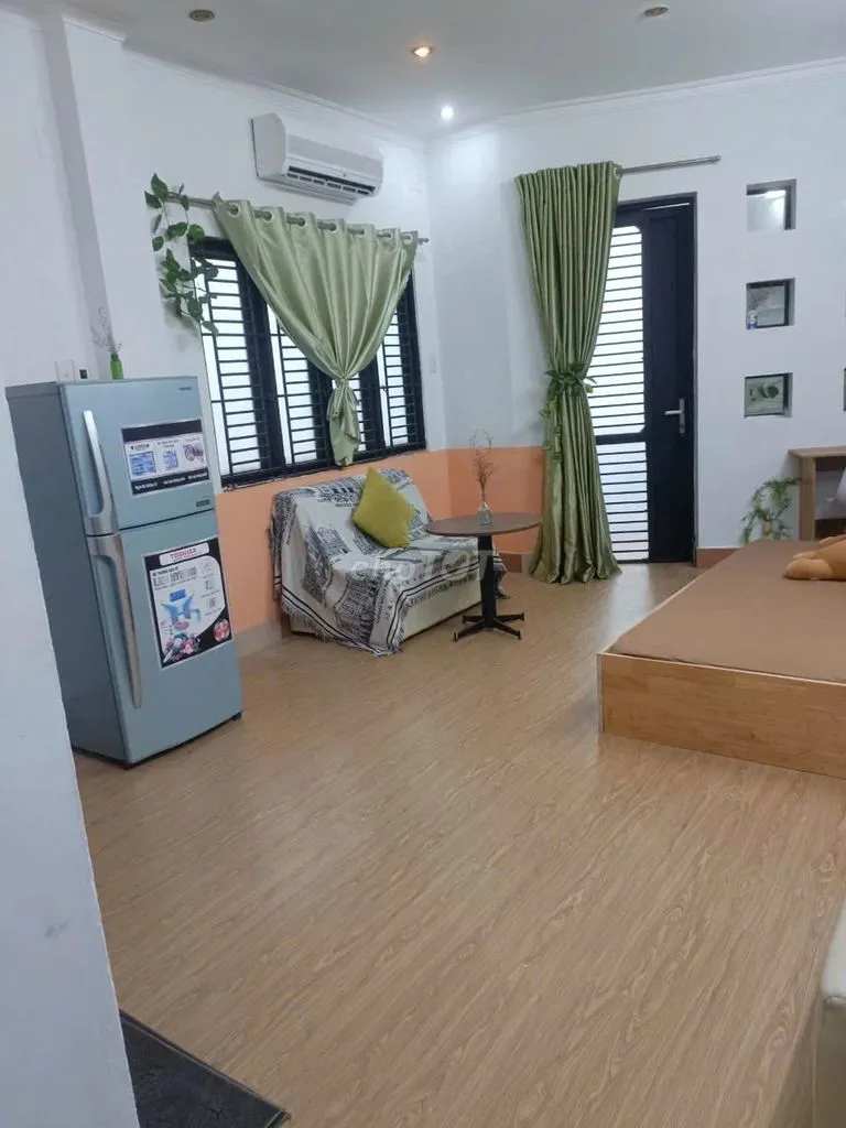6tr8 Studio ban công 25m2 có cửa sổ rộng
