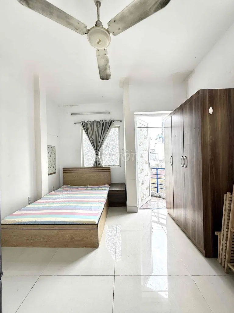 PHÒNG BANCON, CỬA SỔ TO