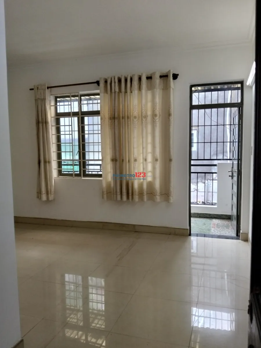 CHDV, CÓ NỘI THẤT BAN CÔNG RỘNG, CỬA SỔ LỚN ĐÓN GIÓ TRỜI, KHÔNG NGẬP NƯỚC, XUNG QUANH NHIỀU TIỆN ÍCH