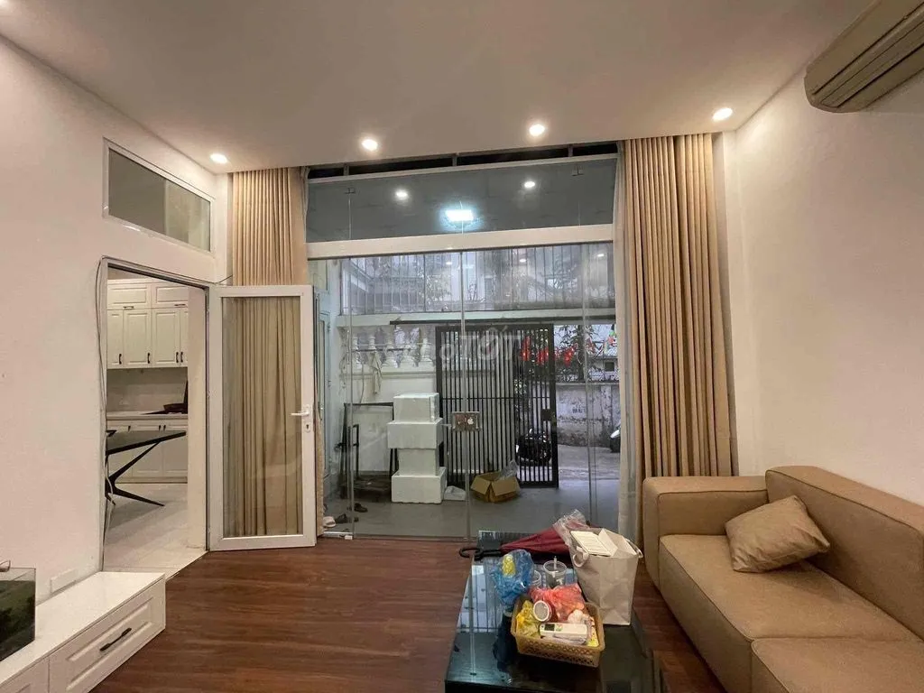 Cho thuê nhà Hoàng Cầu 50m cạnh ĐH Văn Hoá 50m x 4 tầng, chỉ 18tr/th
