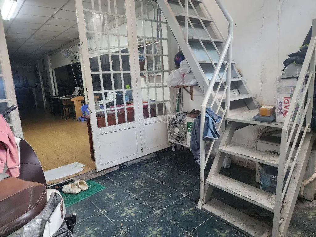 Cho thuê lầu 1, đường cách mạng tháng 8, q.3