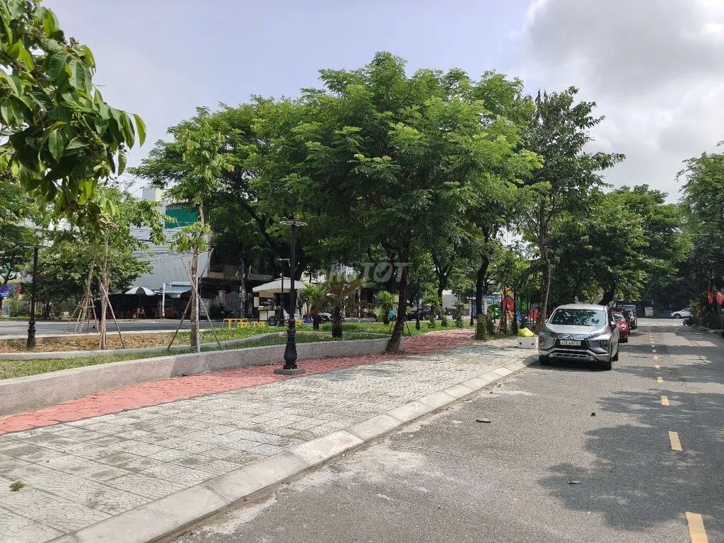 Nhà mặt phố đối diện công viên