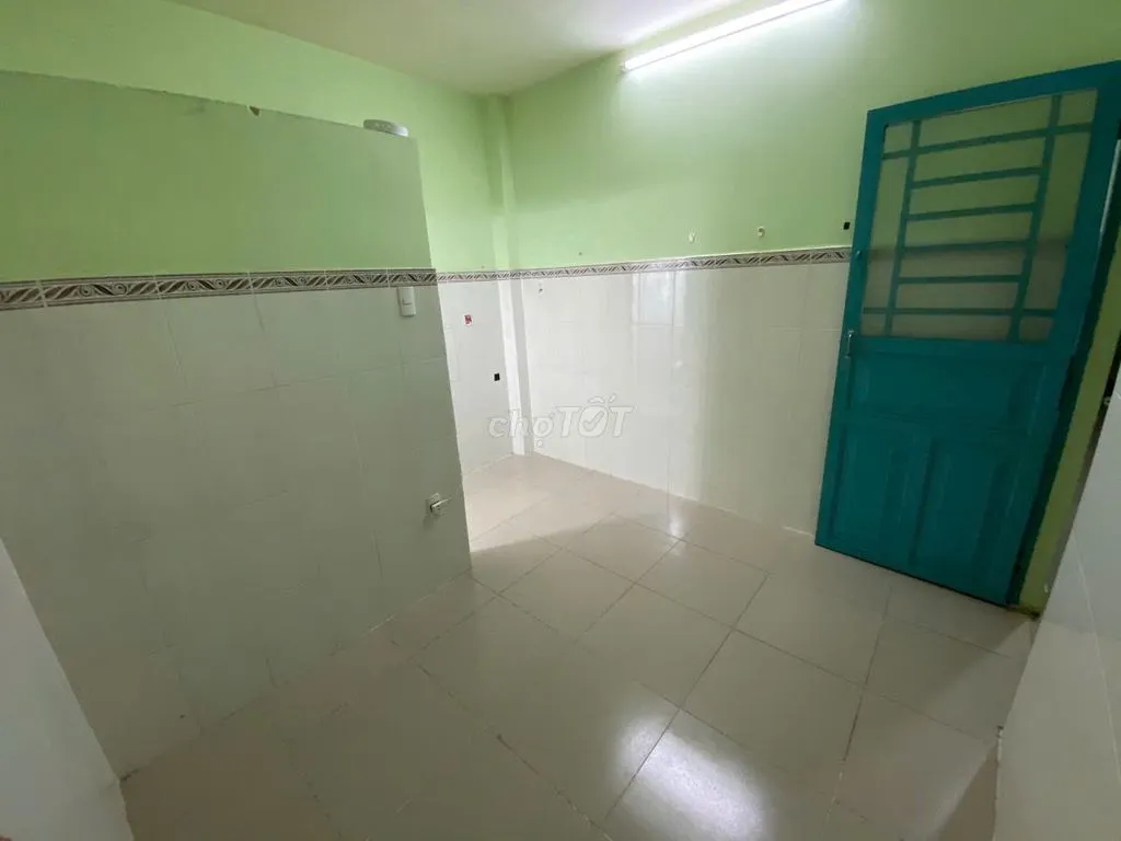Phòng trống thoáng ngay cầu chữ Y, Q8, 12m2, 2.4tr