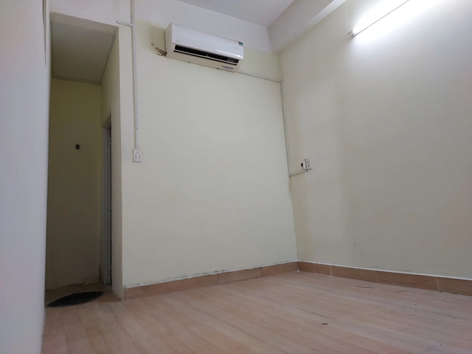 Phòng trong nhà nguyên căn, có máy lạnh, WC riêng, gần BX Miền Đông cũ