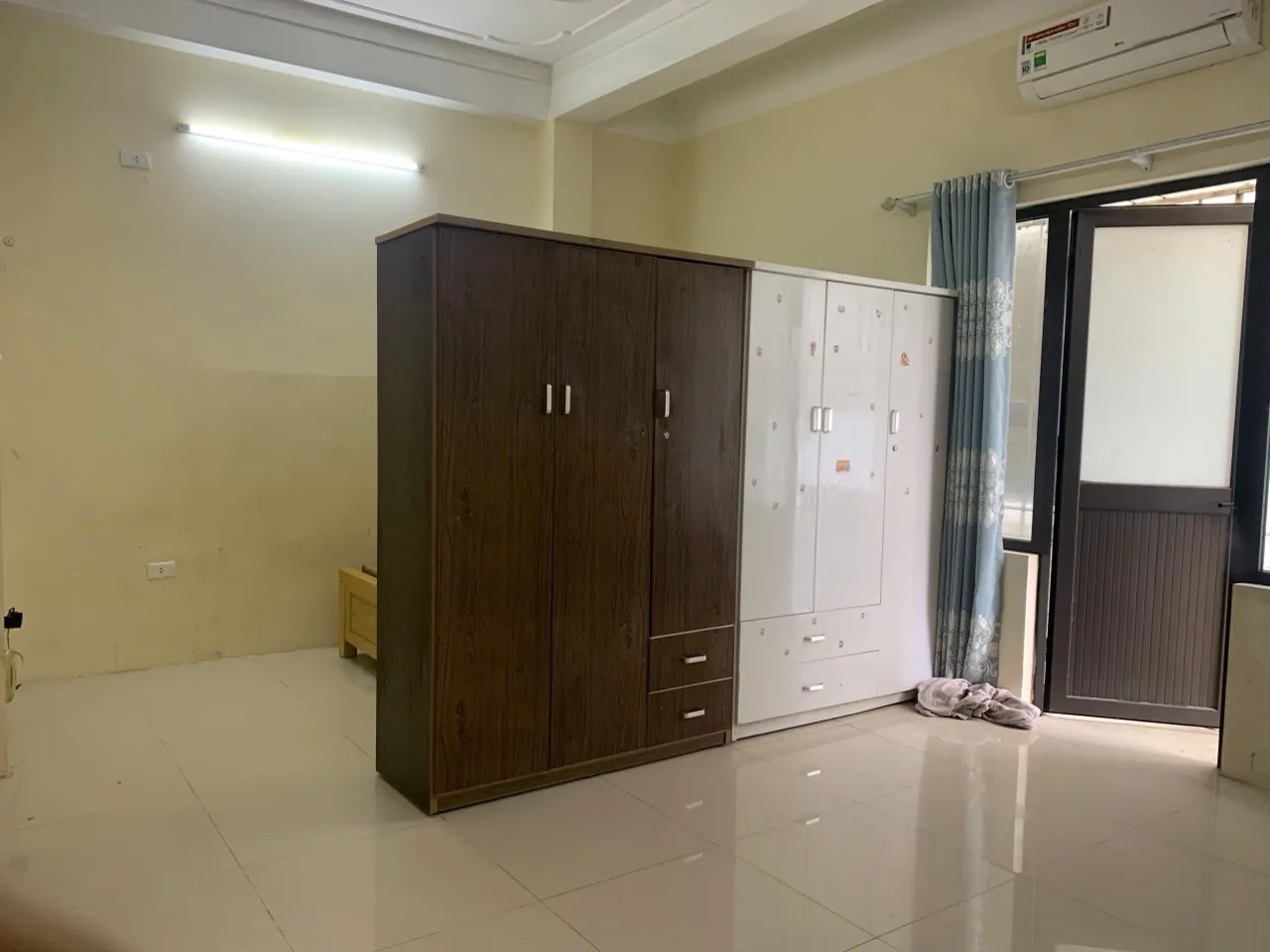 CHO THUÊ PHÒNG ĐẸP – FULL NỘI THẤT – XUÂN ĐỈNH Địa chỉ: Số 6, ngõ 401/123 Xuân Đỉnh (Gần ngõ 397 Phạm Văn Đồng, giao thông thuận tiện) Diện tích: 28 – 30m², phòng rộng rãi, thoáng mát Giá thu