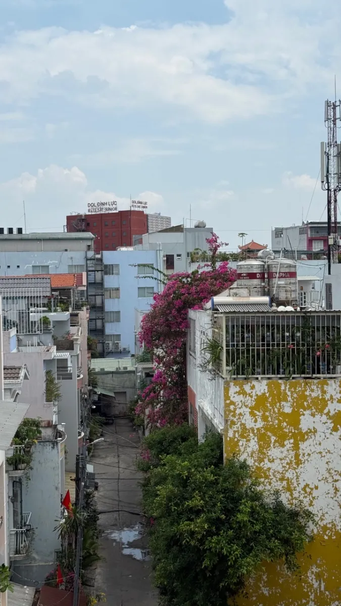 Phòng trọ phù hợp sinh viên và gia đình nhỏ. Không gian mới, sạch, thoáng, an ninh và riêng tư tốt.